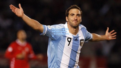 okooo：巅峰对决！中国新星张伟丽卫冕UFC金腰带，格斗之夜引爆全球热潮