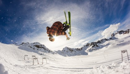 okooo澳客网官网-库里狂砍50分率勇士逆转取胜，三分雨浇灭对手反扑希望